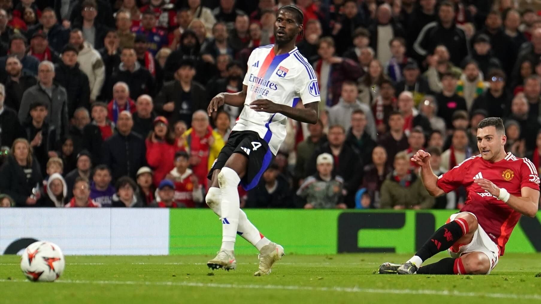 Paul Akouokou, con el Olympique de Lyon ante el Manchester United.