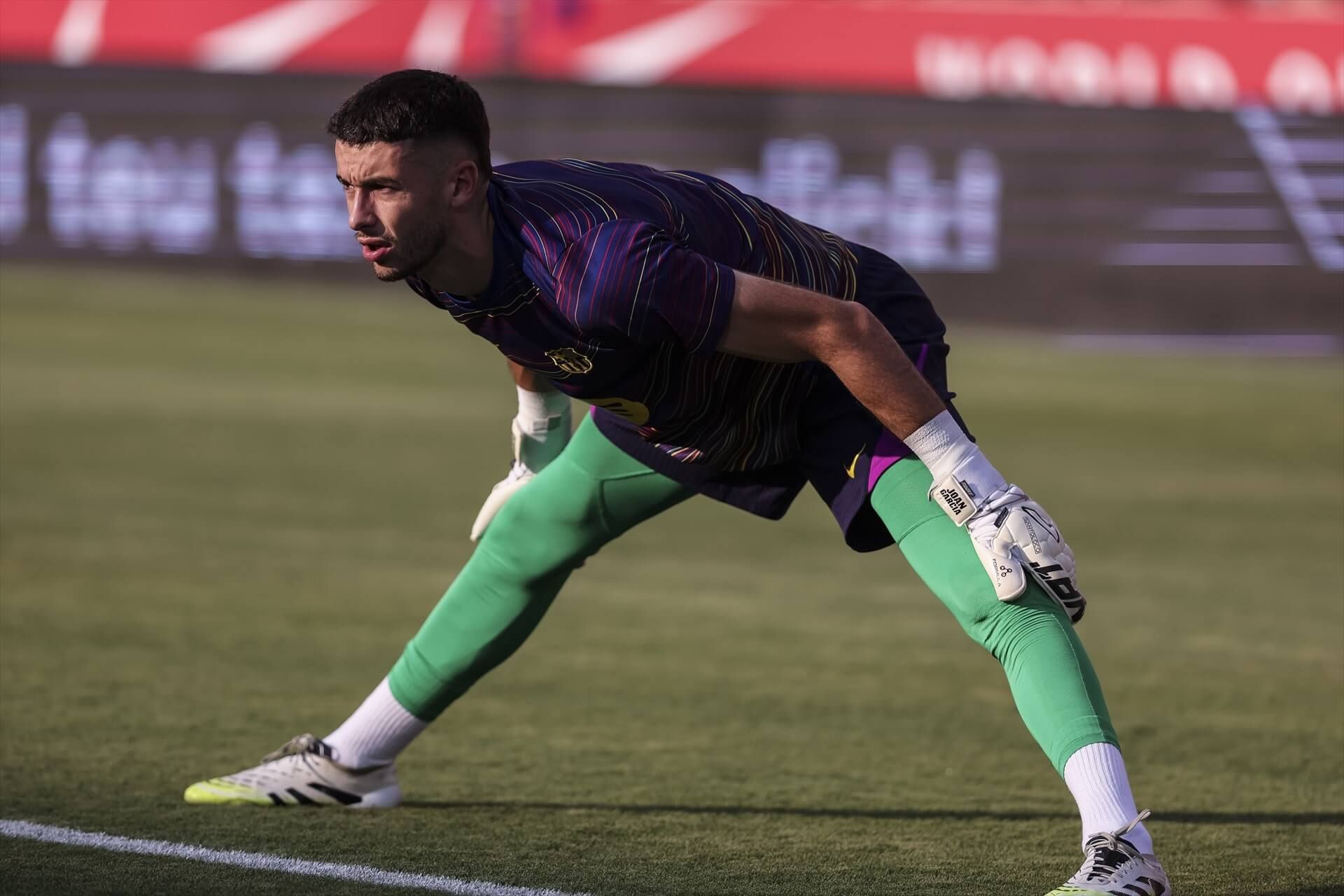 Joan García calienta en un encuentro con el FC Barcelona (Europa Press)