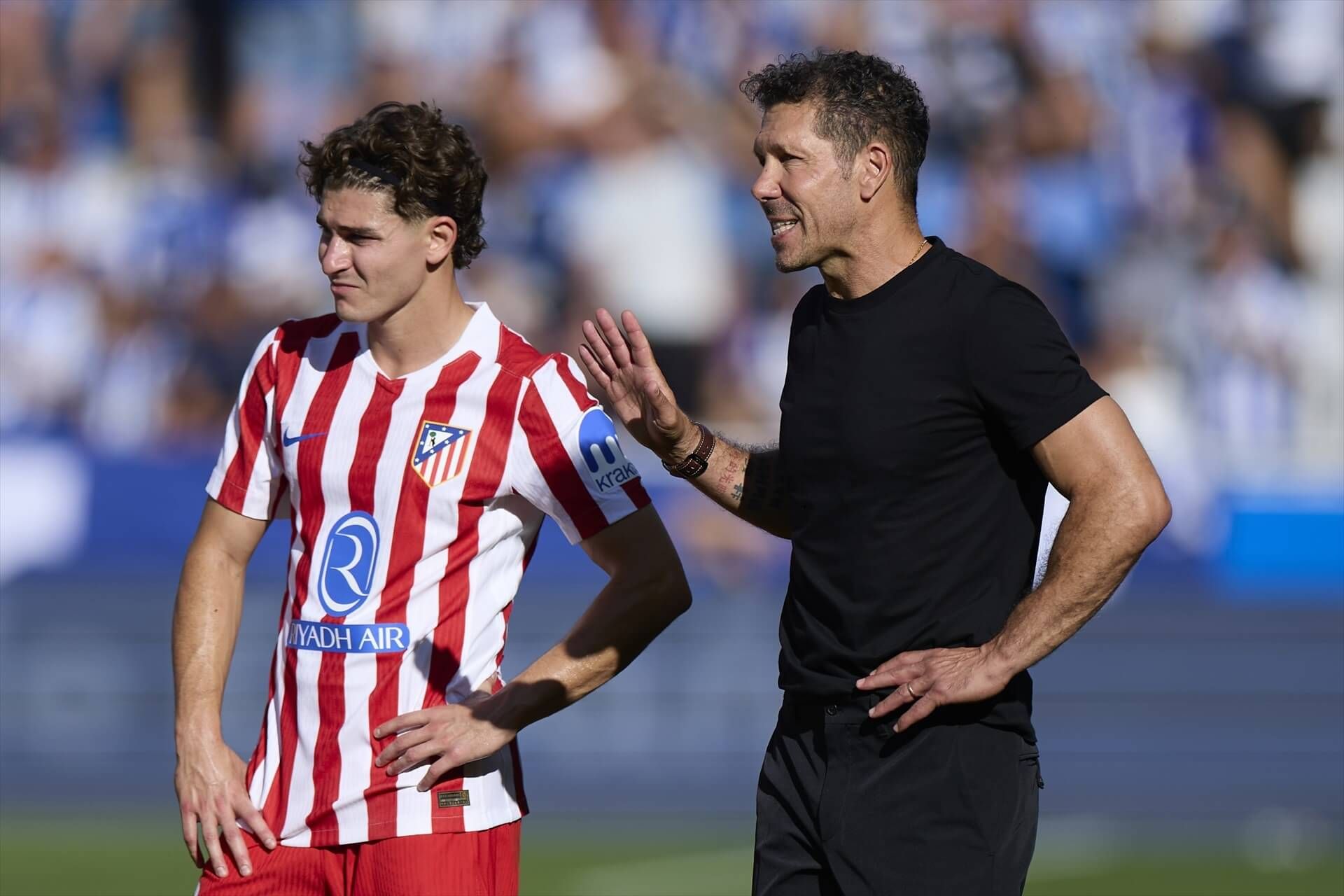  Julián Álvarez con Simeone en camiseta durante el partido contra el Alavés. (Europa Press)