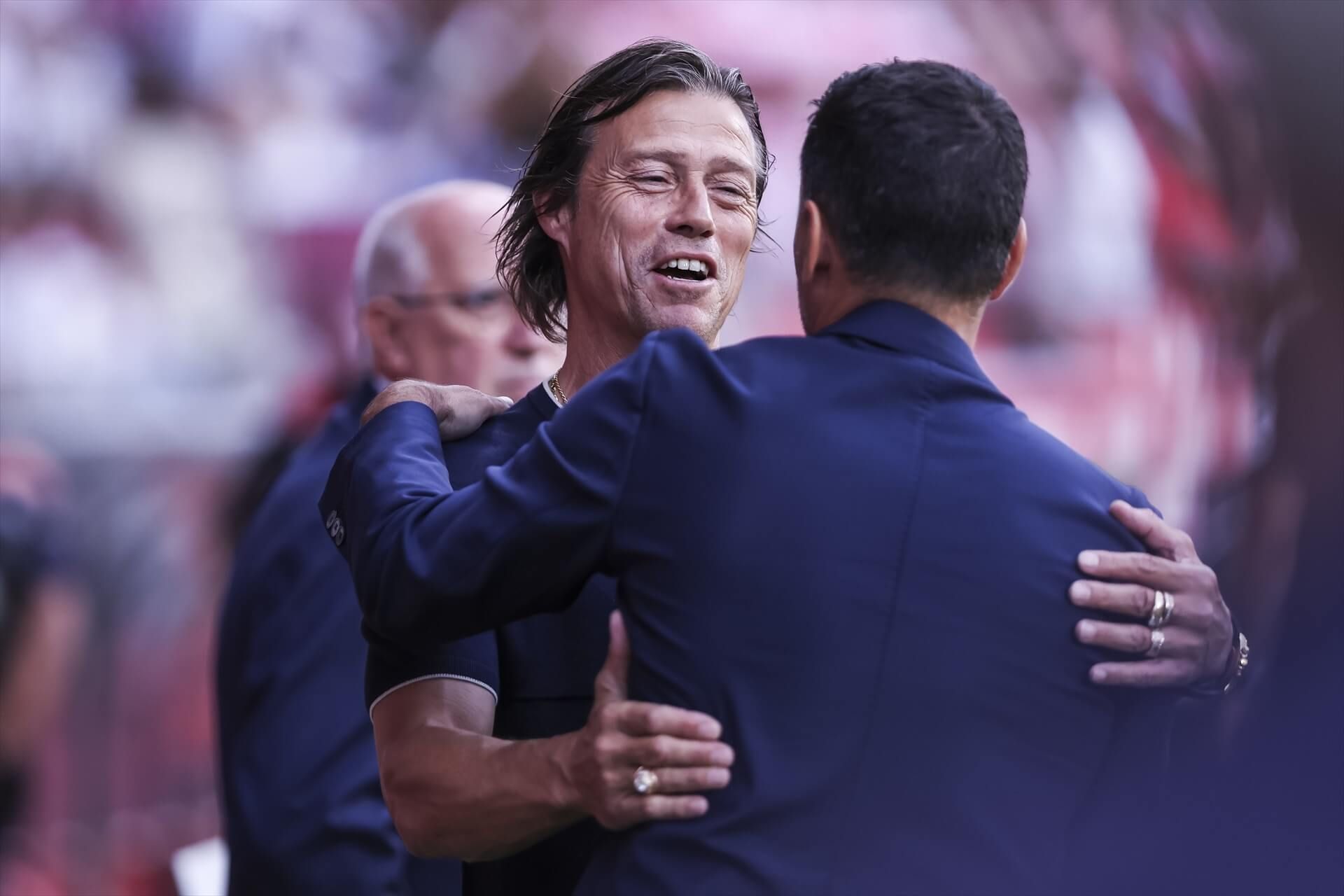 Matías Almeyda saluda a Míchel antes del partido (Foto: Europa Press)