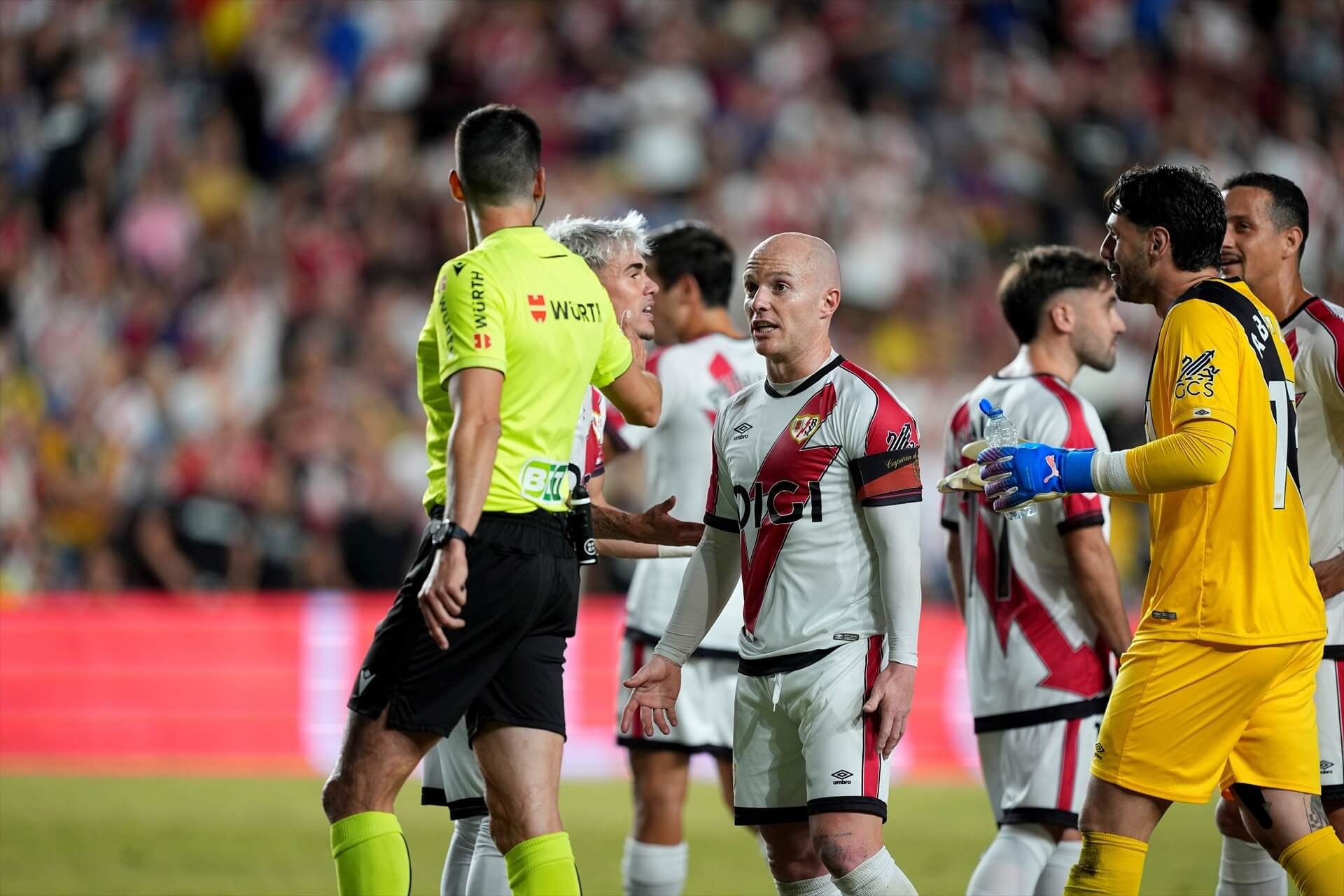  Isi Palazón charla con el árbitro durante el Rayo Vallecano - Barça (Europa Press)