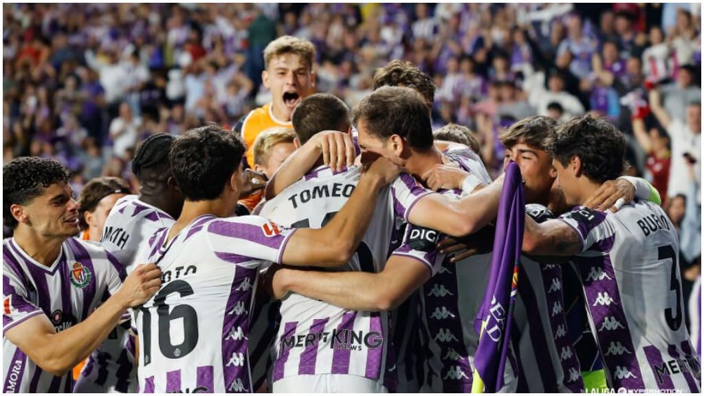 El Real Valladolid celebra el triunfo frente al Almería. (LaLiga Hypermotion)