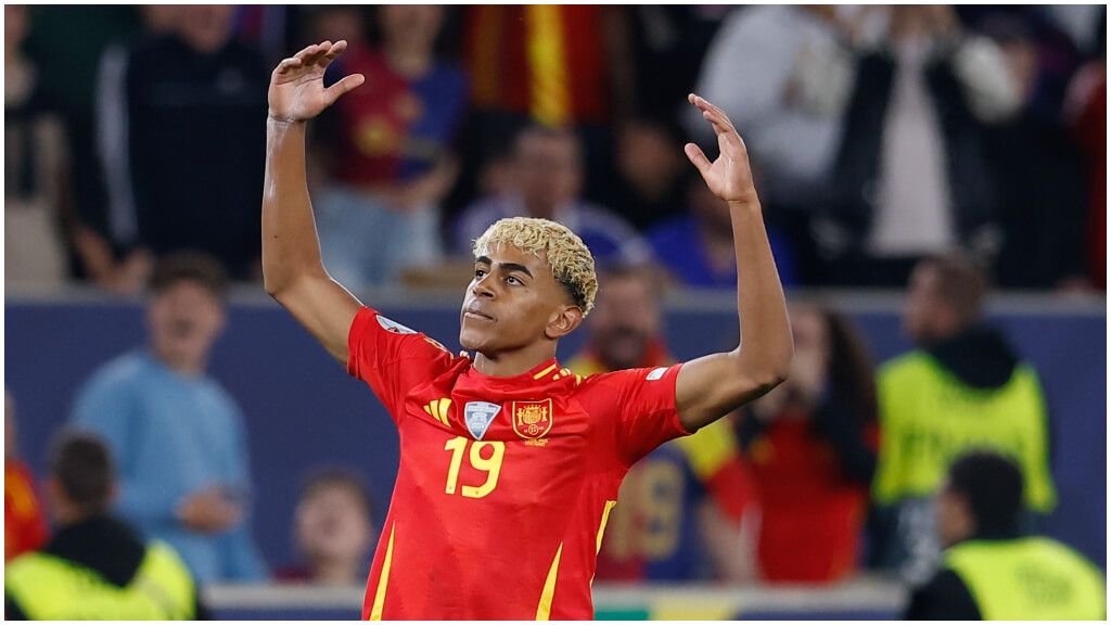  Lamine Yamal celebrando un gol frente a Francia.