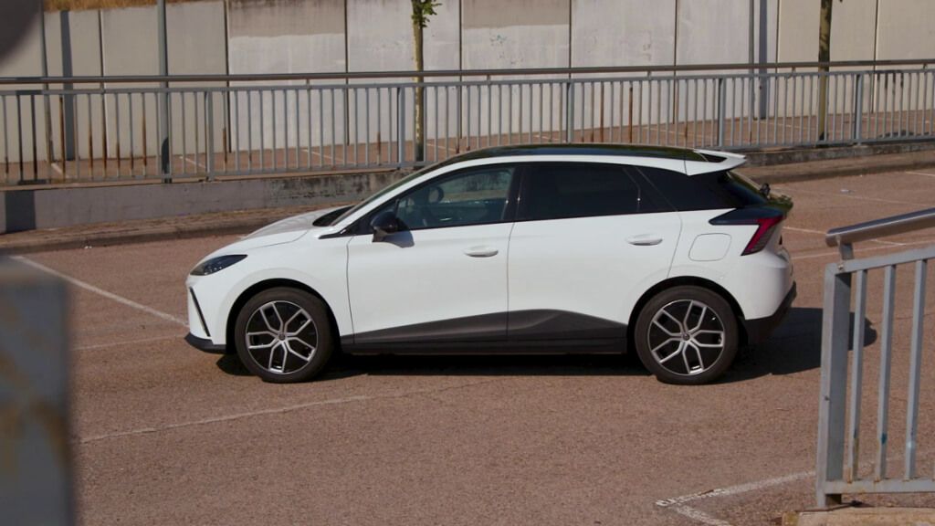 Gonzalo Serrano descubre el MG4, un coche "agradable y con carácter"