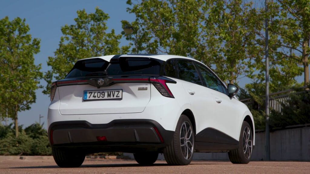 Gonzalo Serrano descubre el MG4, un coche "agradable y con carácter"