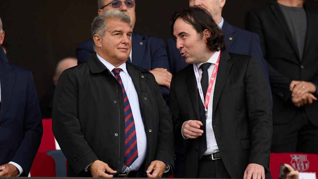 Martín Presa junto a Laporta en el palco de Vallecas (Cordon Press)