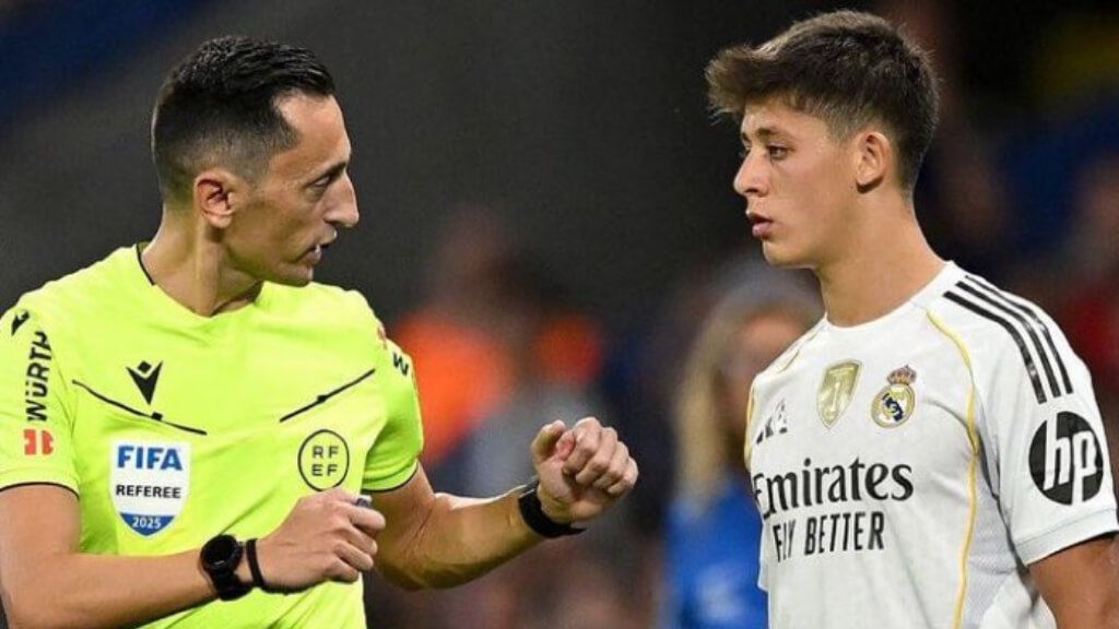  El árbitro explica la mano a Arda Güler (Redes Sociales)