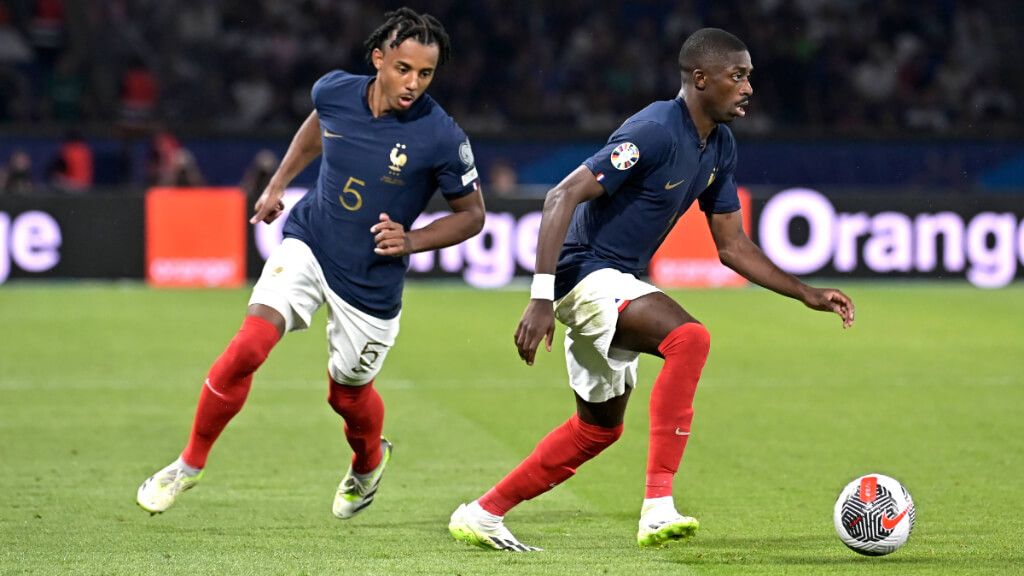  Jules Koundé, junto a Ousmané Dembélé, en un partido con Francia.