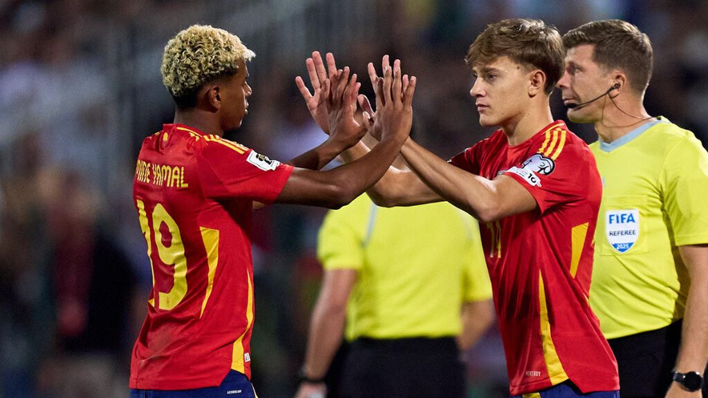 Lamine Yamal siendo sustituido por Jesús Rodríguez (Selección Española)