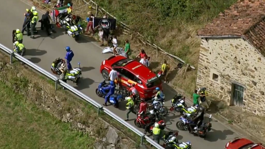 Manifestantes pro Palestina en el ascenso de Angliru