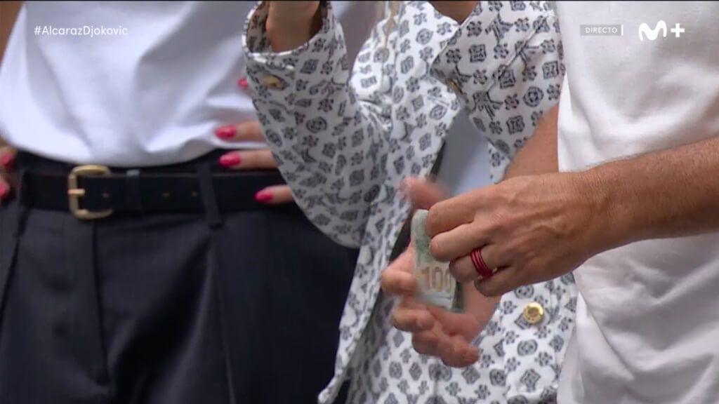  Las cámaras captaron los billetes que ganó Carlos Alcaraz a Sergio García (captura Movistar+)