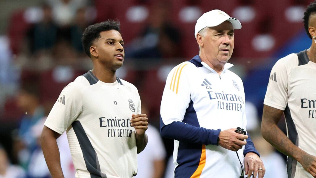 Carlo Ancelotti junto a Rodrygo (Cordon Press)