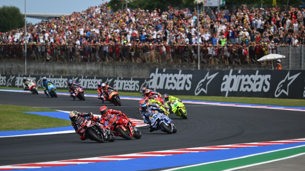  Marco Bezzecchi, liderando la 'sprint' en Misano.