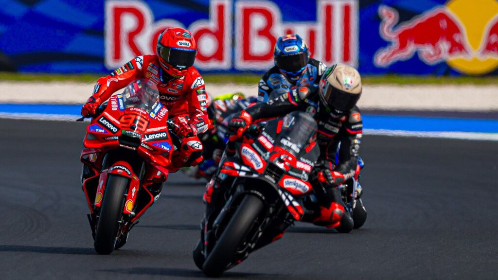  Marc Márquez y Marco Bezzecchi, en Misano.
