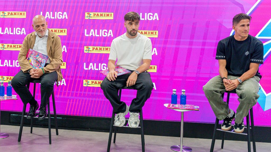 Unai López, Giuliano Simeone y Javier Tebas en la presentación de los cromos de LALIGA (Europa Press)
