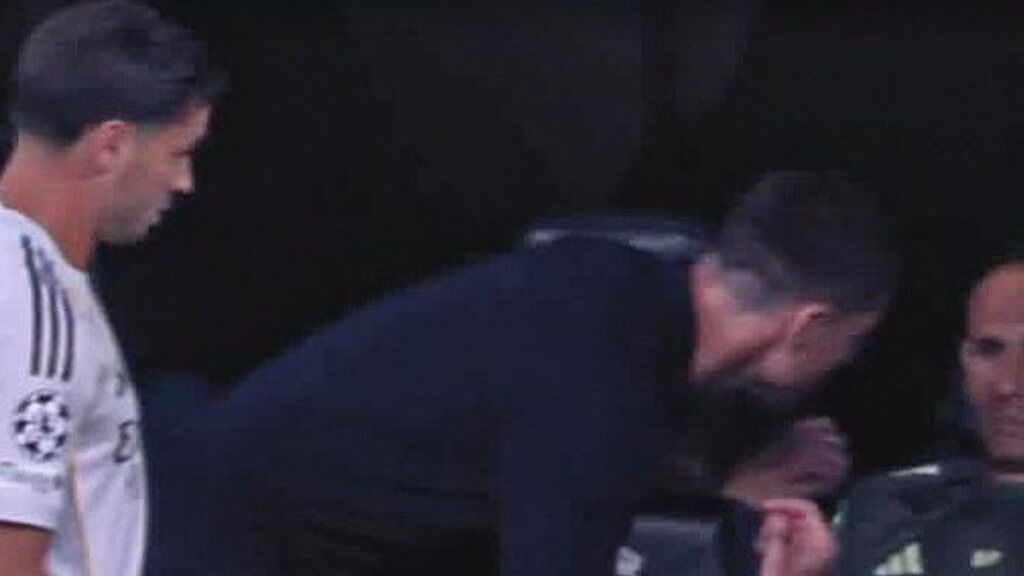 Xabi Alonso conversa su equipo técnico al cancelar el cambio del Real Madrid (captura DAZN)