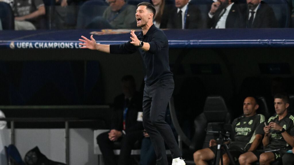  Xabi Alonso da instrucciones durante el Real Madrid - Olympique de Marsella (foto: cordon Press)