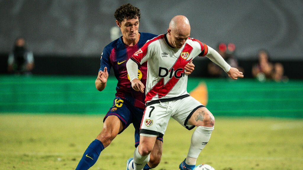  Andreas Christensen, ante Isi Palazón, en el Rayo-Barcelona.