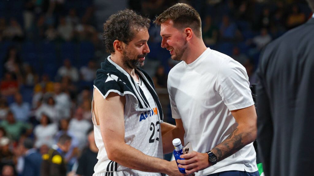 Luka Doncic y Sergio Llull saludándose tras un partido del Real Madrid (Cordon Press)