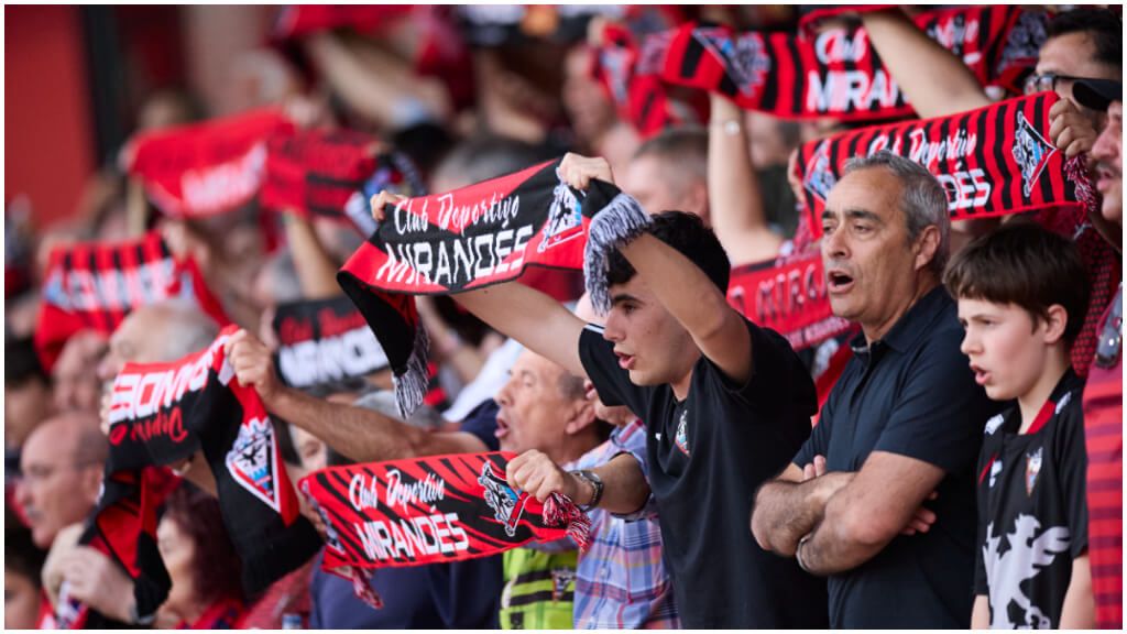  Aficionados en el Estadio Municipal de Anduva.