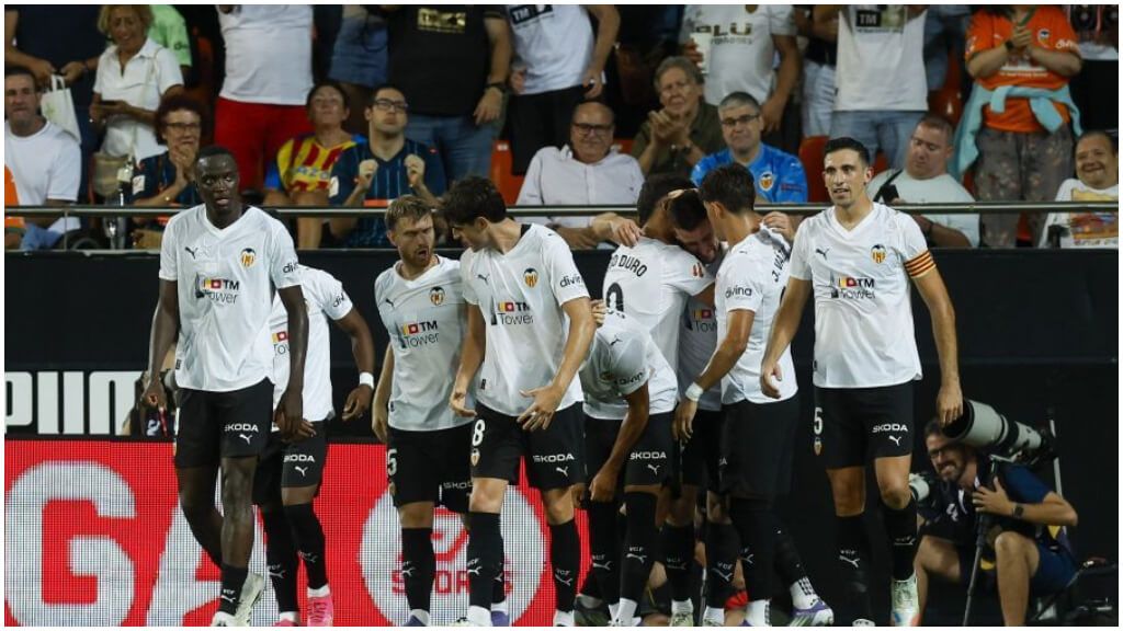  El Valencia celebra el gol de Santamaria. (LaLiga)