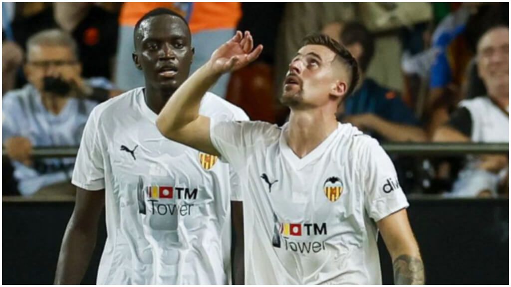 Santamaria celebra su primer gol con el Valencia en Mestalla. (LaLiga)