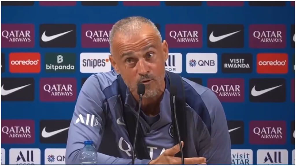  Luis Enrique cantando a Dembelé en rueda de prensa. (@lasource75006)