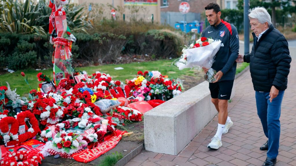  Koke y Cerezo en el memorial de Diogo Jota ('X' Atleti)