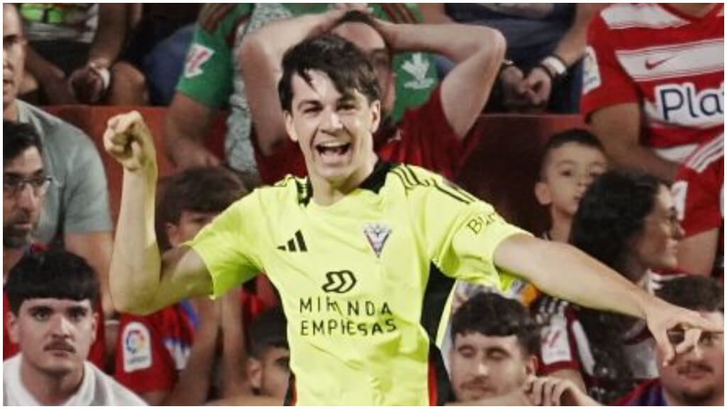  Gonzalo Petit celebrando su golazo ante el Granada. (LaLiga Hypermotion)