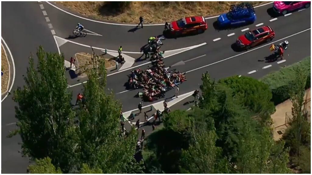  Imágenes de la protesta en la penúltima etapa de La Vuelta. (@teledeporte)