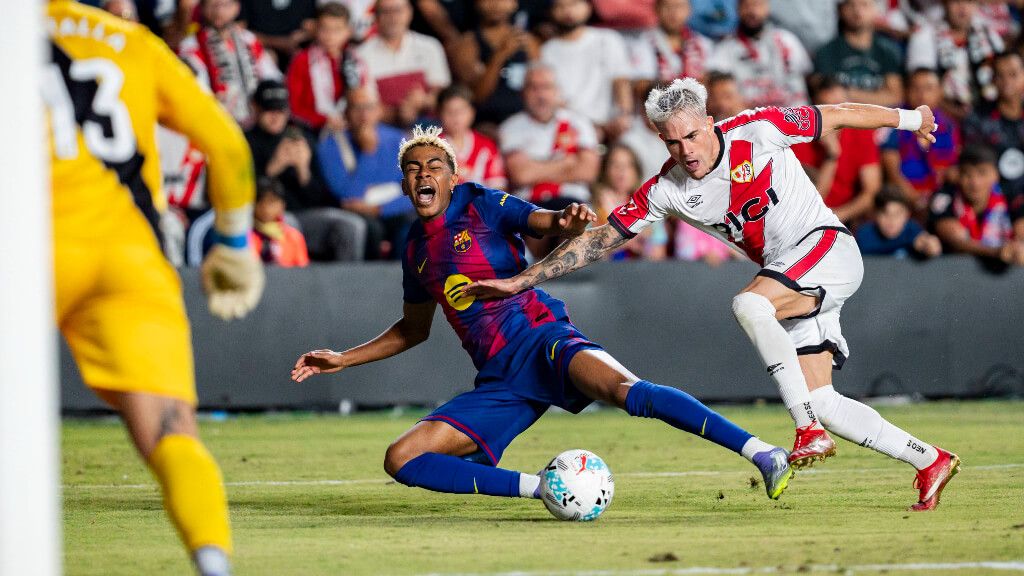 Lamine Yamal tras el penalti en Vallecas (Cordon Press)