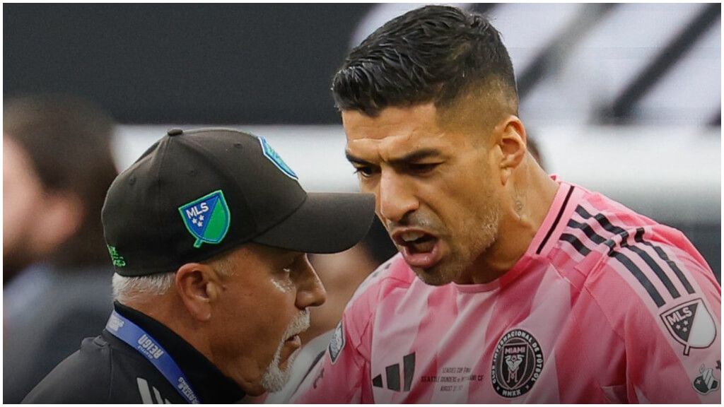 Luis Suárez antes de su escupitajo al staff rival. (Redes Sociales)