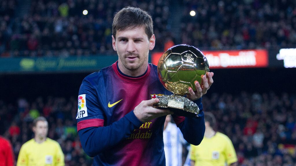  Messi ofrece el Balón de Oro al Camp Nou (Cordon Press)