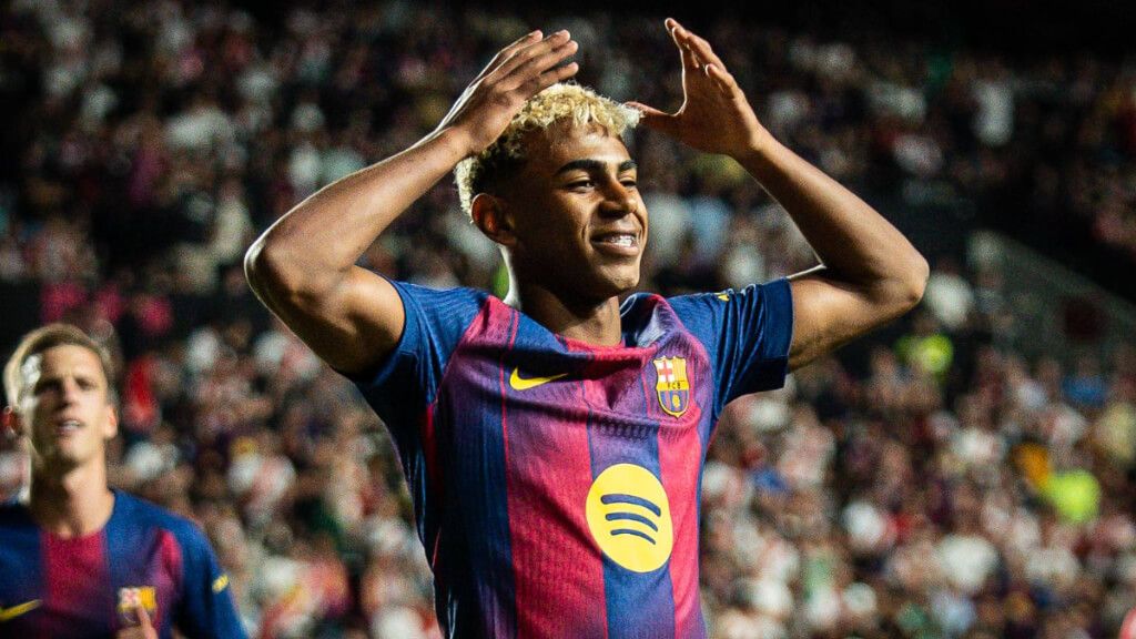 Lamine Yamal en un partido con el FC Barcelona celebrando un gol (Cordon Press)