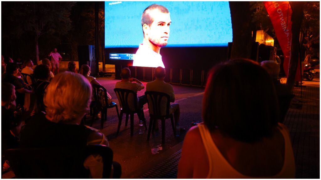 Los vecinos de El Palmar se reunen para ver a Alcaraz. (EFE)