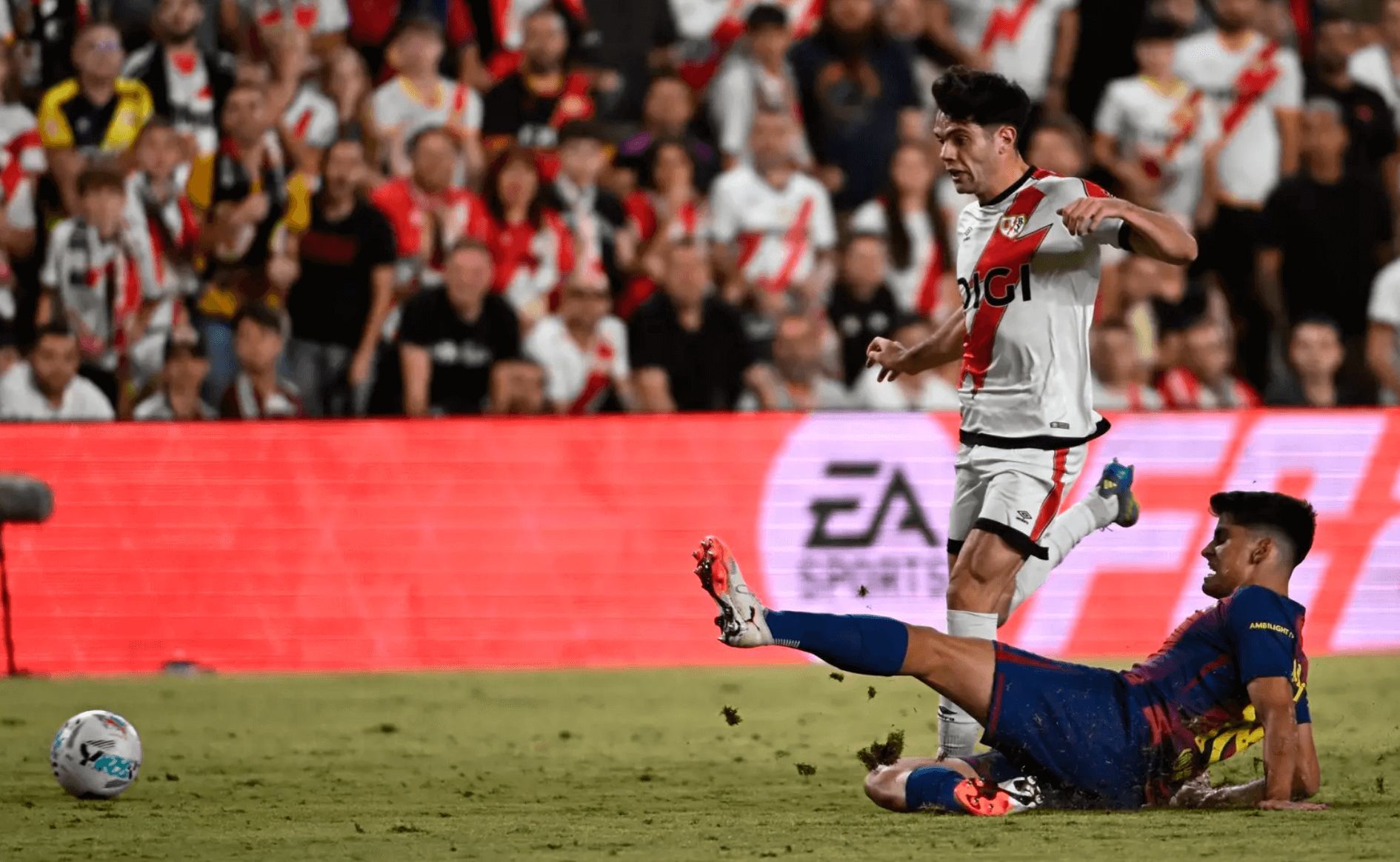 Fran Pérez en un lance ante el Barcelona