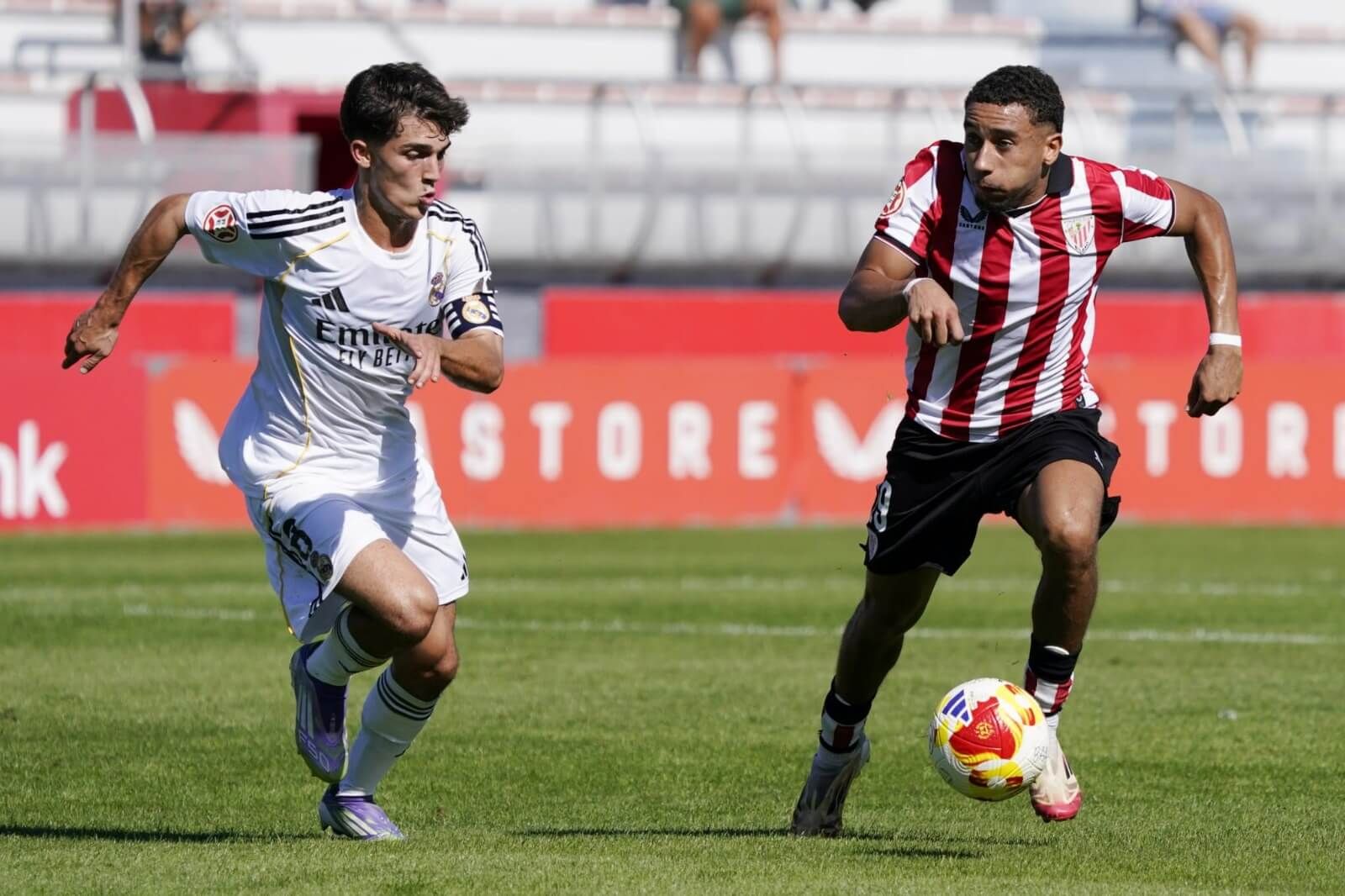  Manuel Ángel pugna con un cachorro en Lezama.