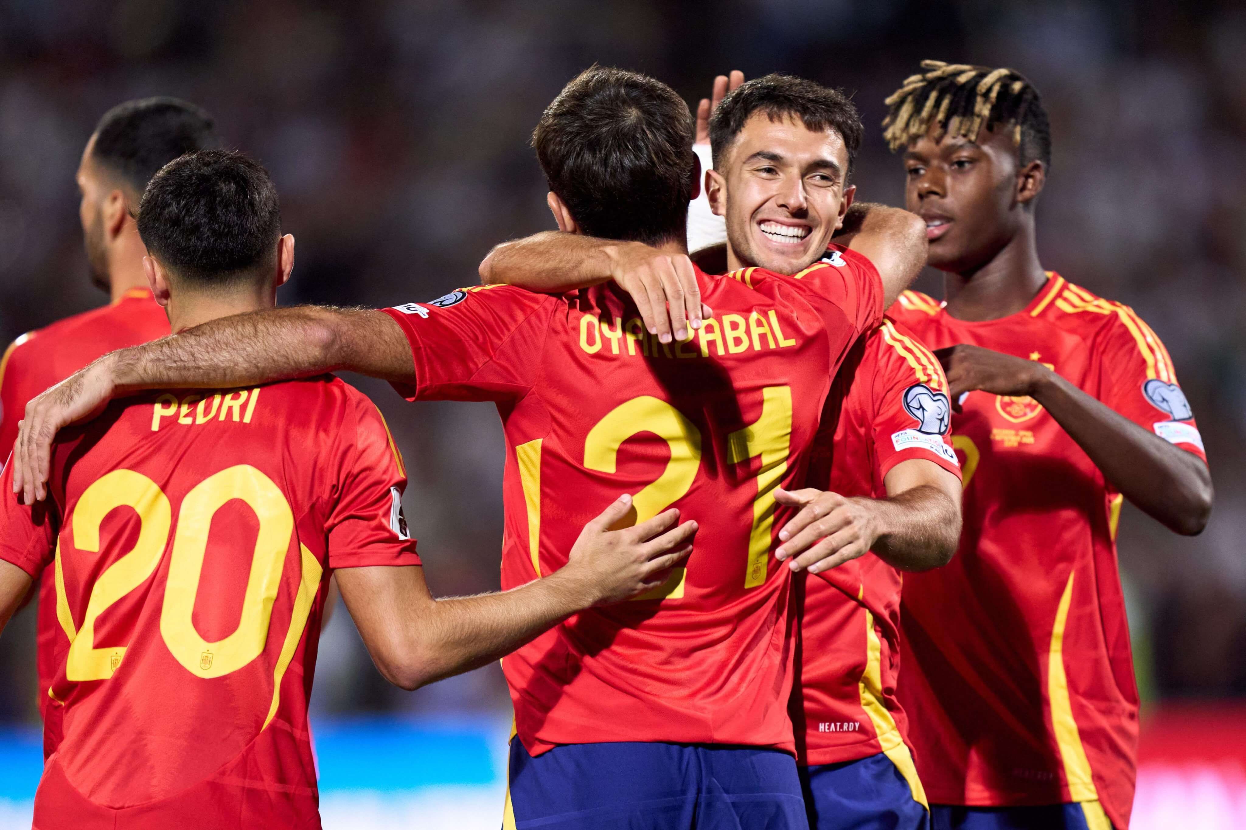  Martín Zubimendi abraza a Oyarzabal en el Bulgaria-España.