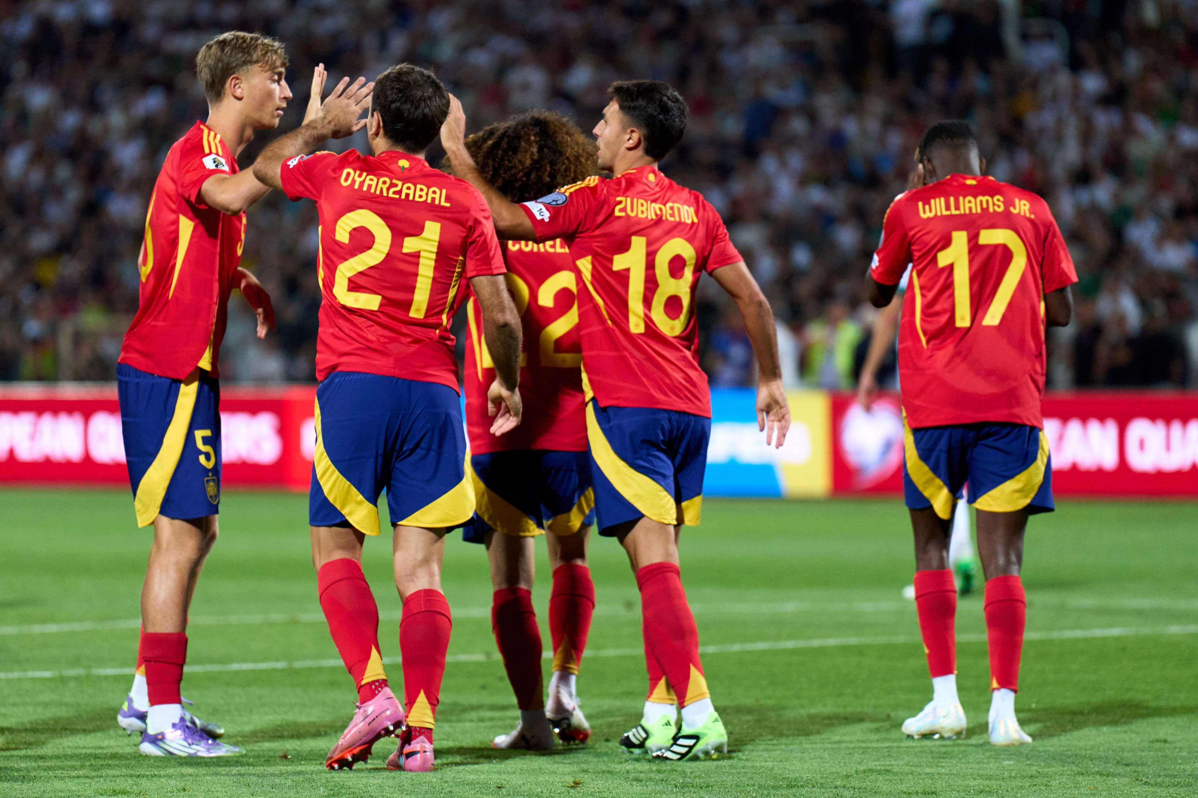 Los jugadores de España celebran un gol ante Bulgaria.