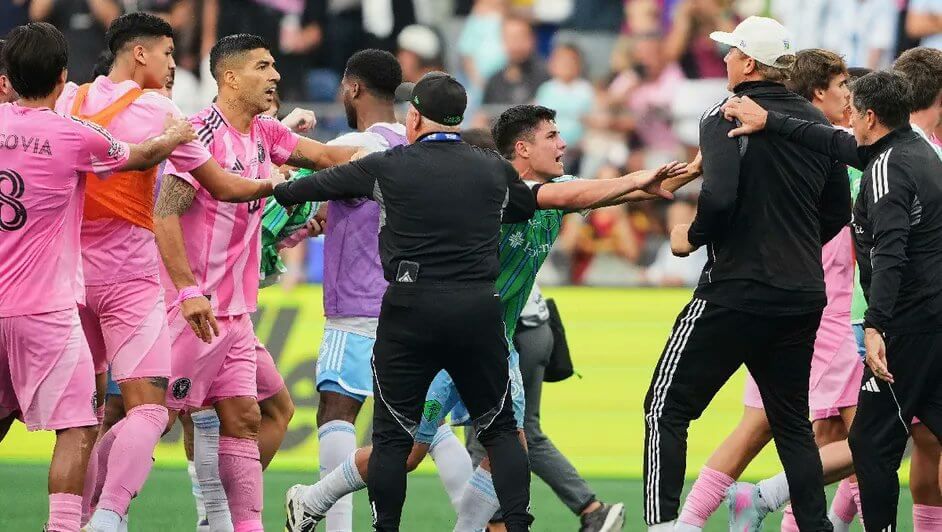  Luis Suárez en el enfrentamiento con los jugadores del Seattle Sounders (Redes Sociales)