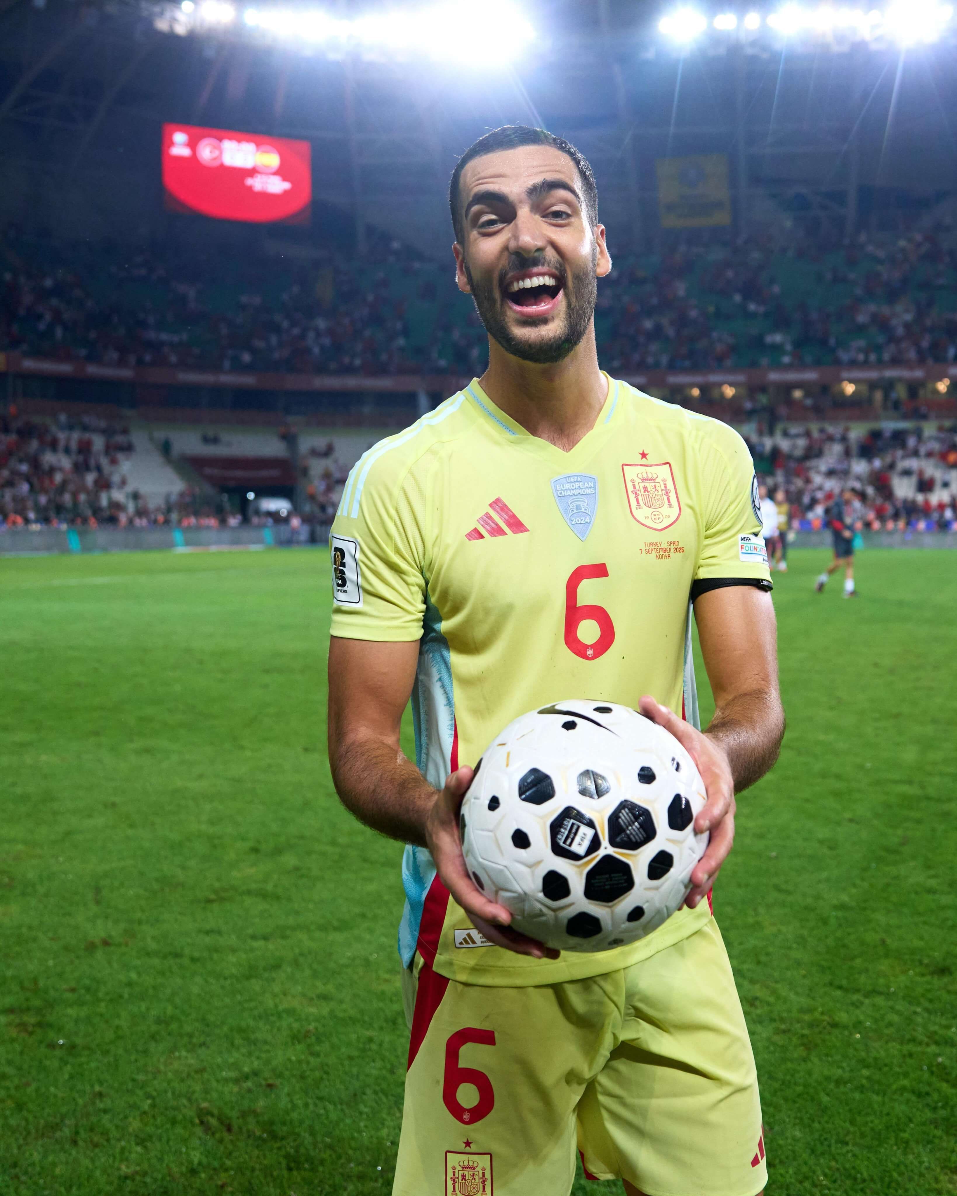 La felicidad de Mikel Merino tras sus tres goles (Selección Española)