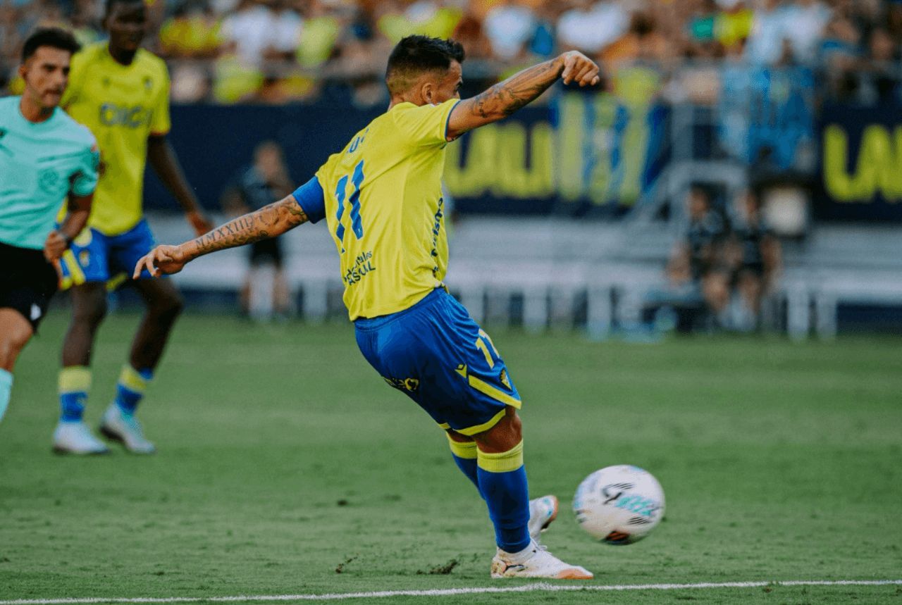  Instante del golpeo de Suso ante el Éibar.