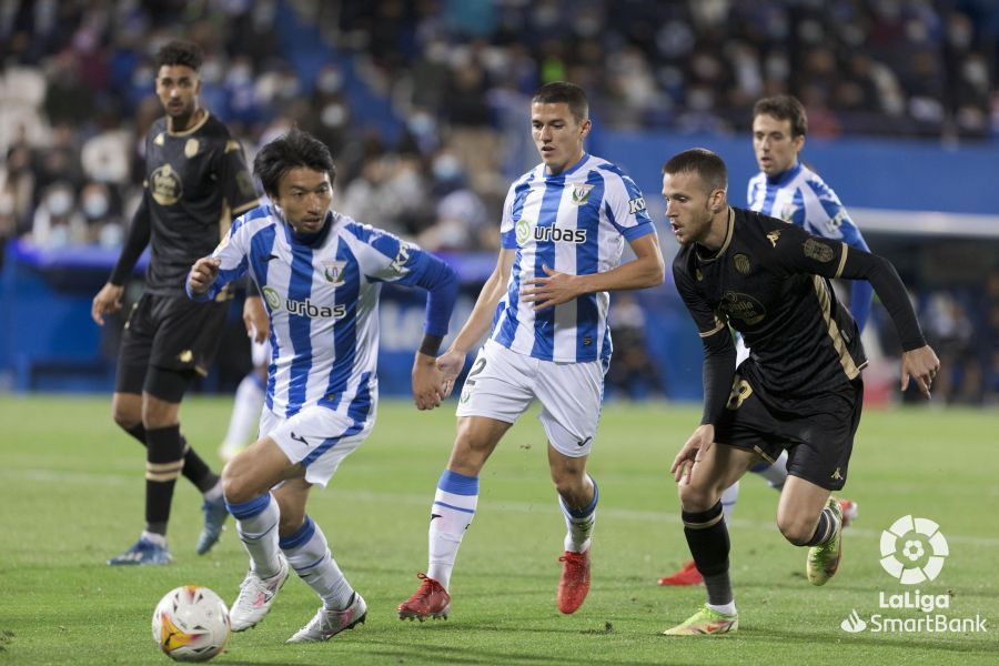  Gaku controla un balón durante el Leganés-Lugo.