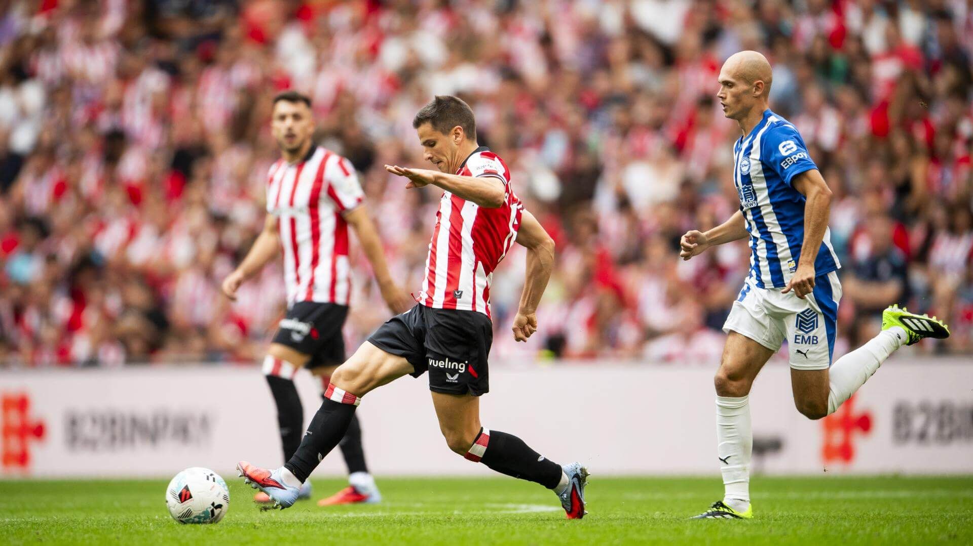 Iñigo Ruiz de Galarreta la lleva ante el Alavés en San Mamés.