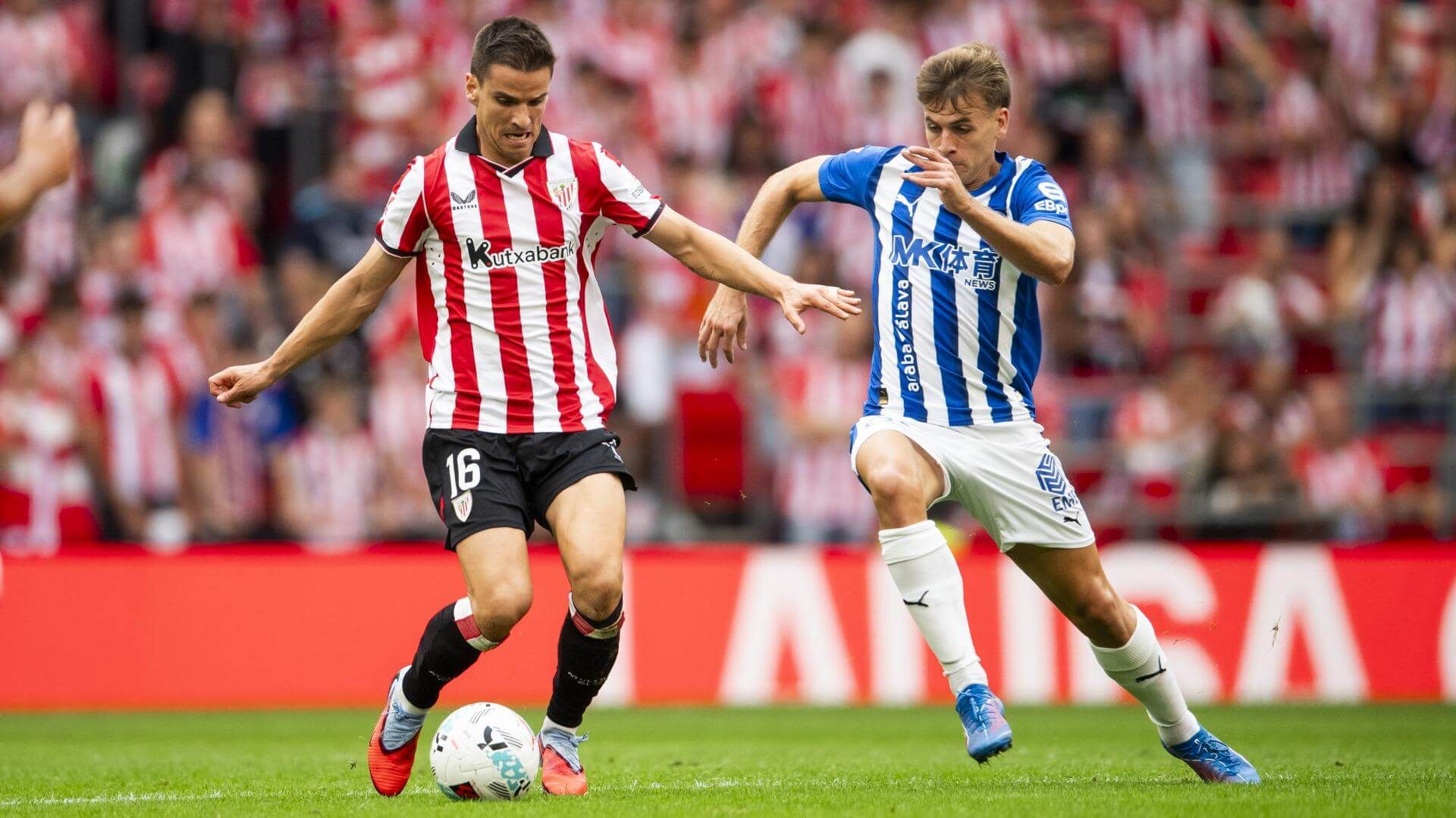  Iñigo Ruiz de Galarreta en acción ante el Alavés en San Mamés.