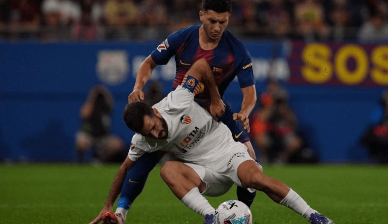 Gayà ante el FC Barcelona