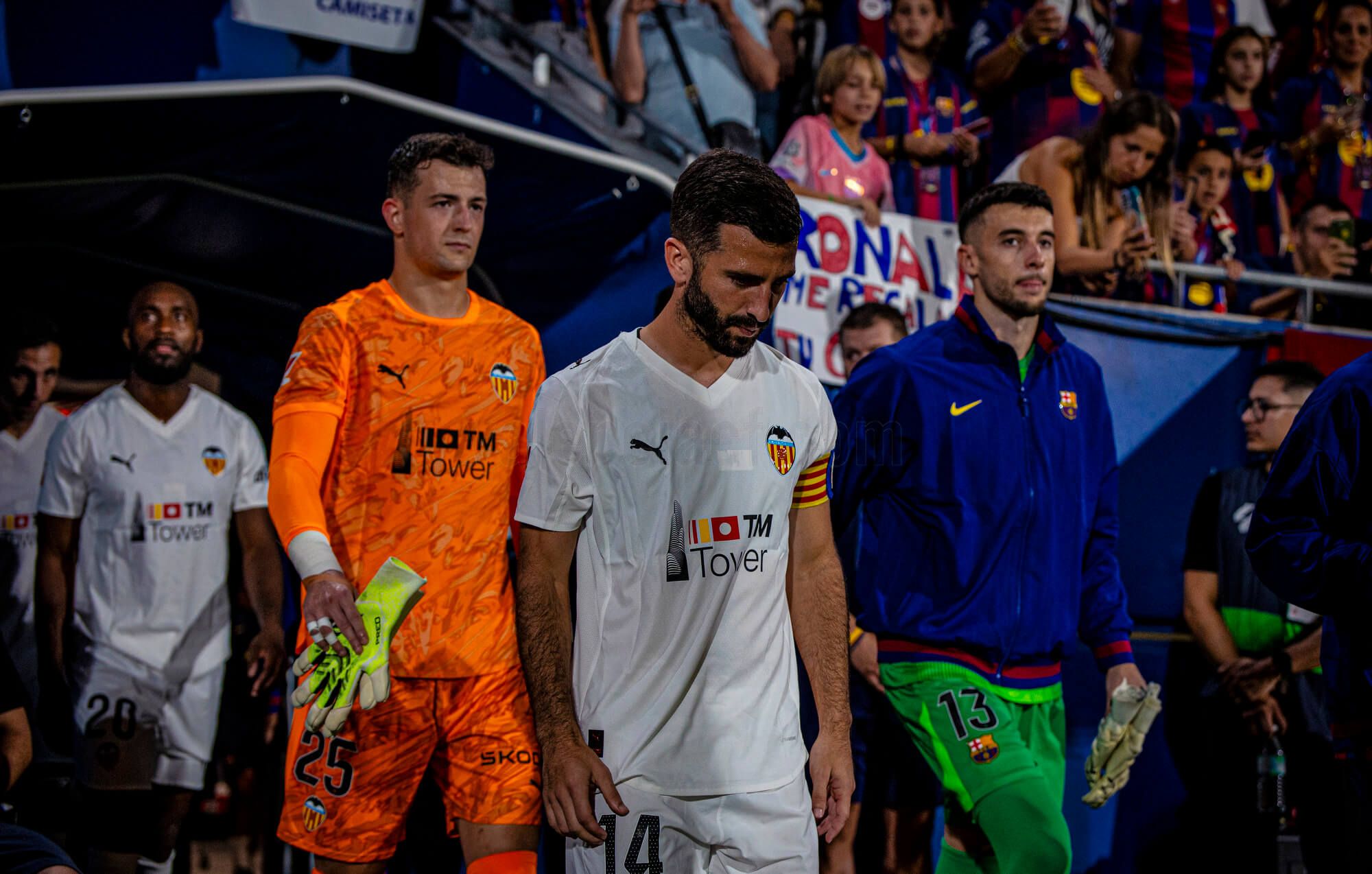 Gayà ante el FC Barcelona