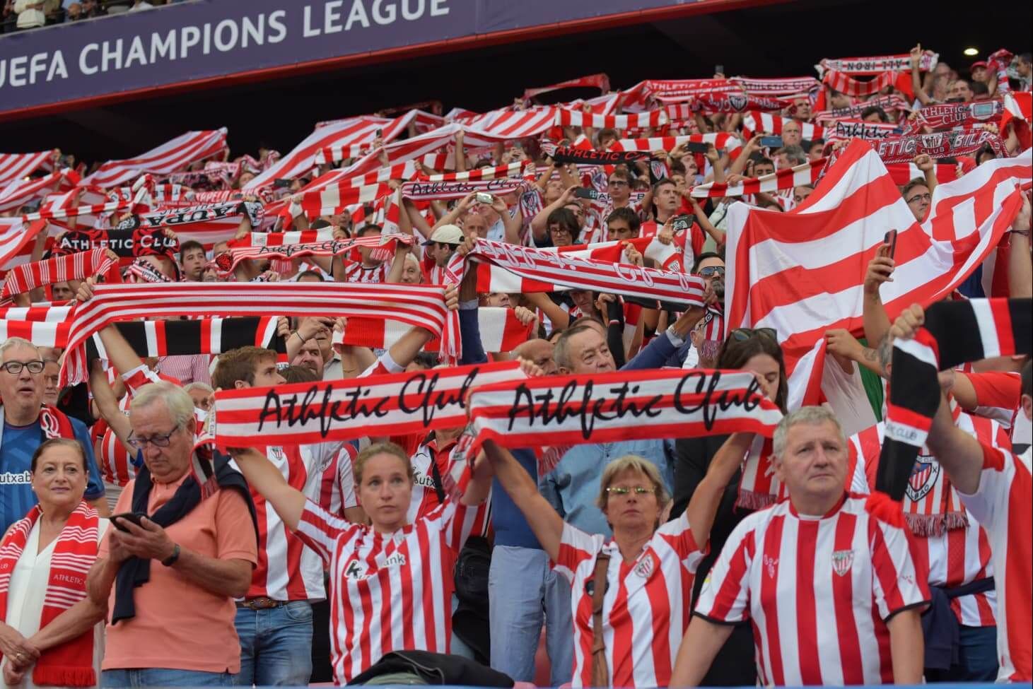  La grada anima ante el Arsenal en Champions en San Mamés