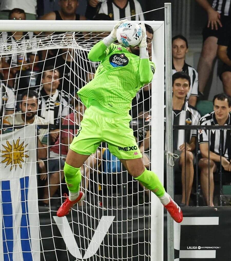  Guilherme bloca la pelota ante el Castellón.