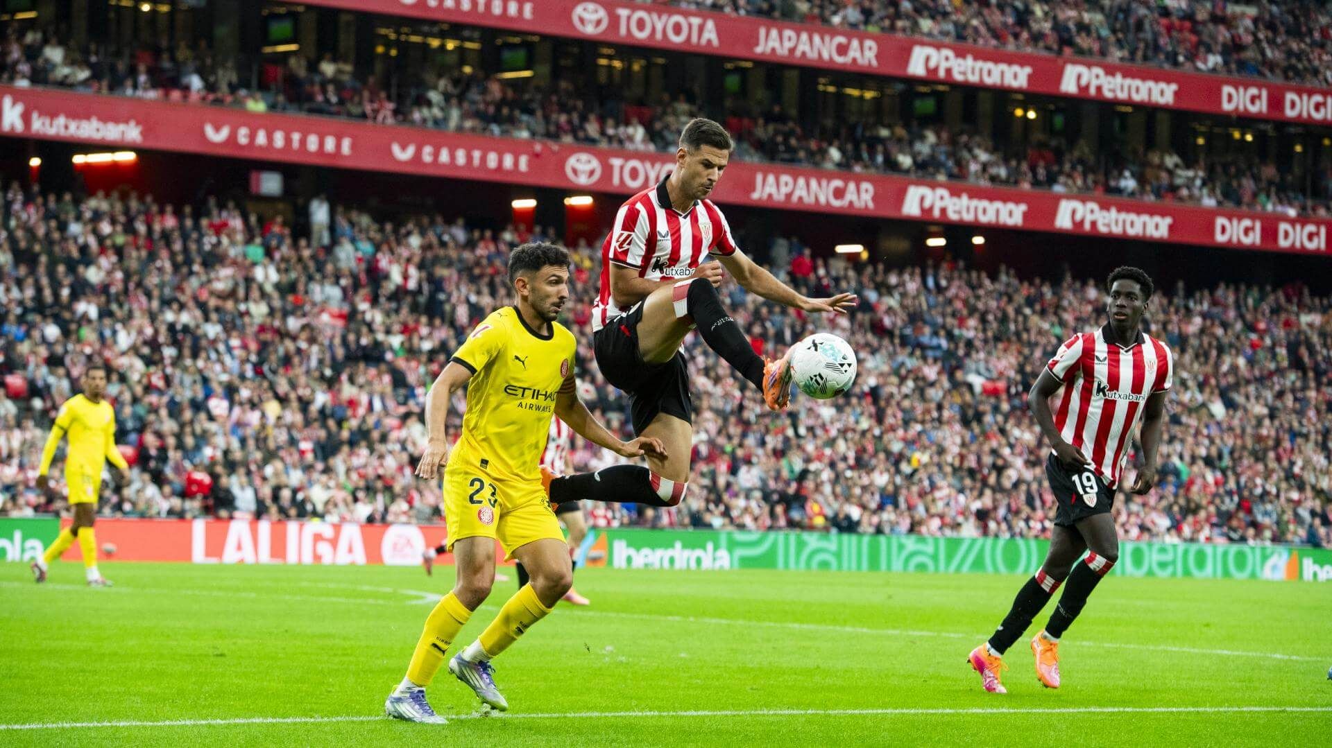  Control de Gorka Guruzeta ante el Girona FC en San Mamés.